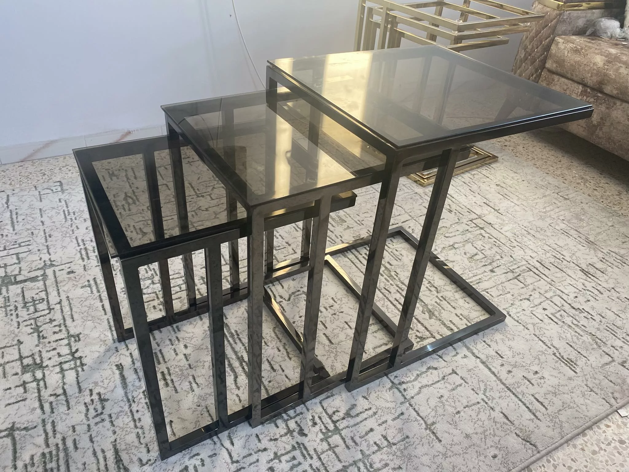 Lot de 3 tables gigognes modernes – Verre fumé & inox noir – Image 3