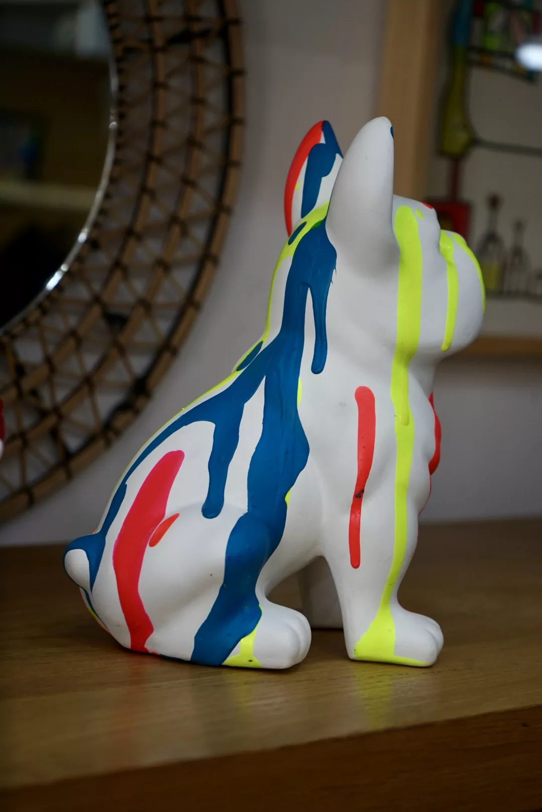 Statuette Bulldog en résine blanc avec éclaboussures multicolores – Image 3