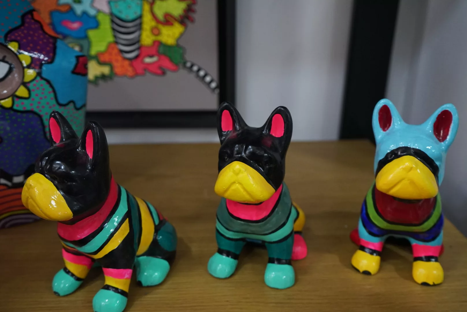 Statuette Bulldog multicolore en résine – Image 5