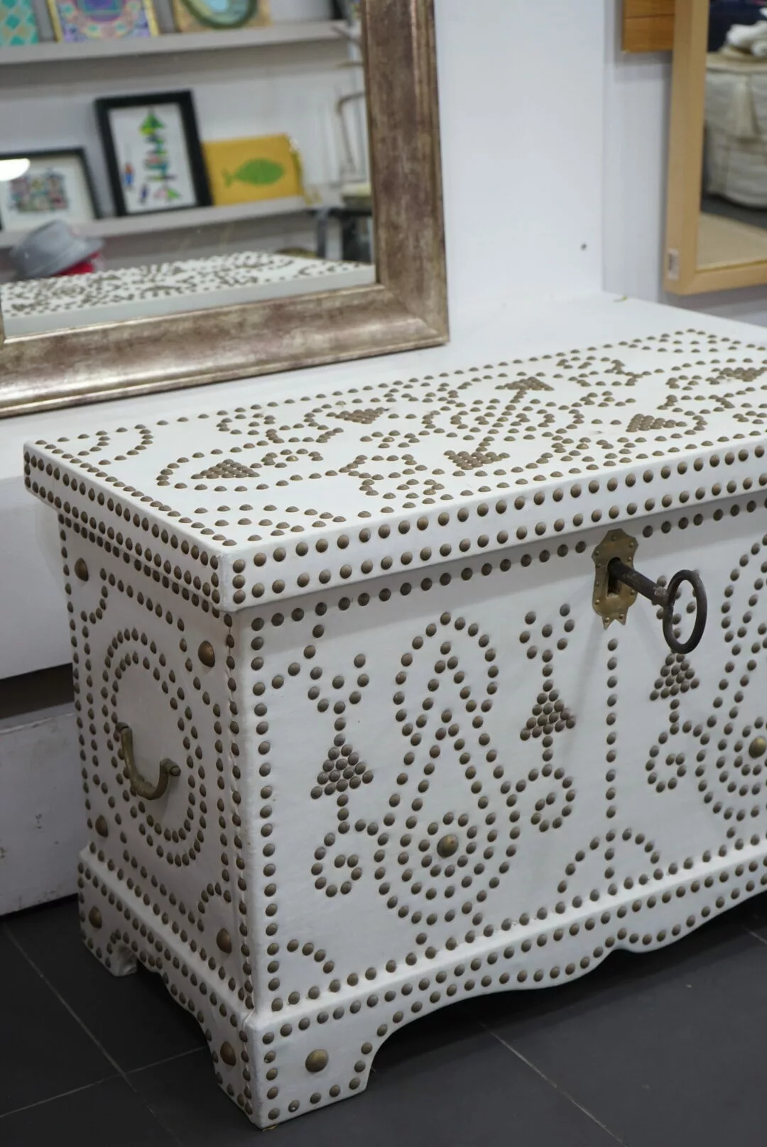 Coffret décoratif artisanal clouté – Image 5