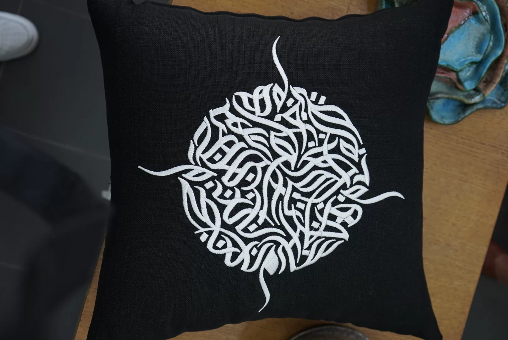 Coussin décoratif noir avec broderie calligraphique – Image 5