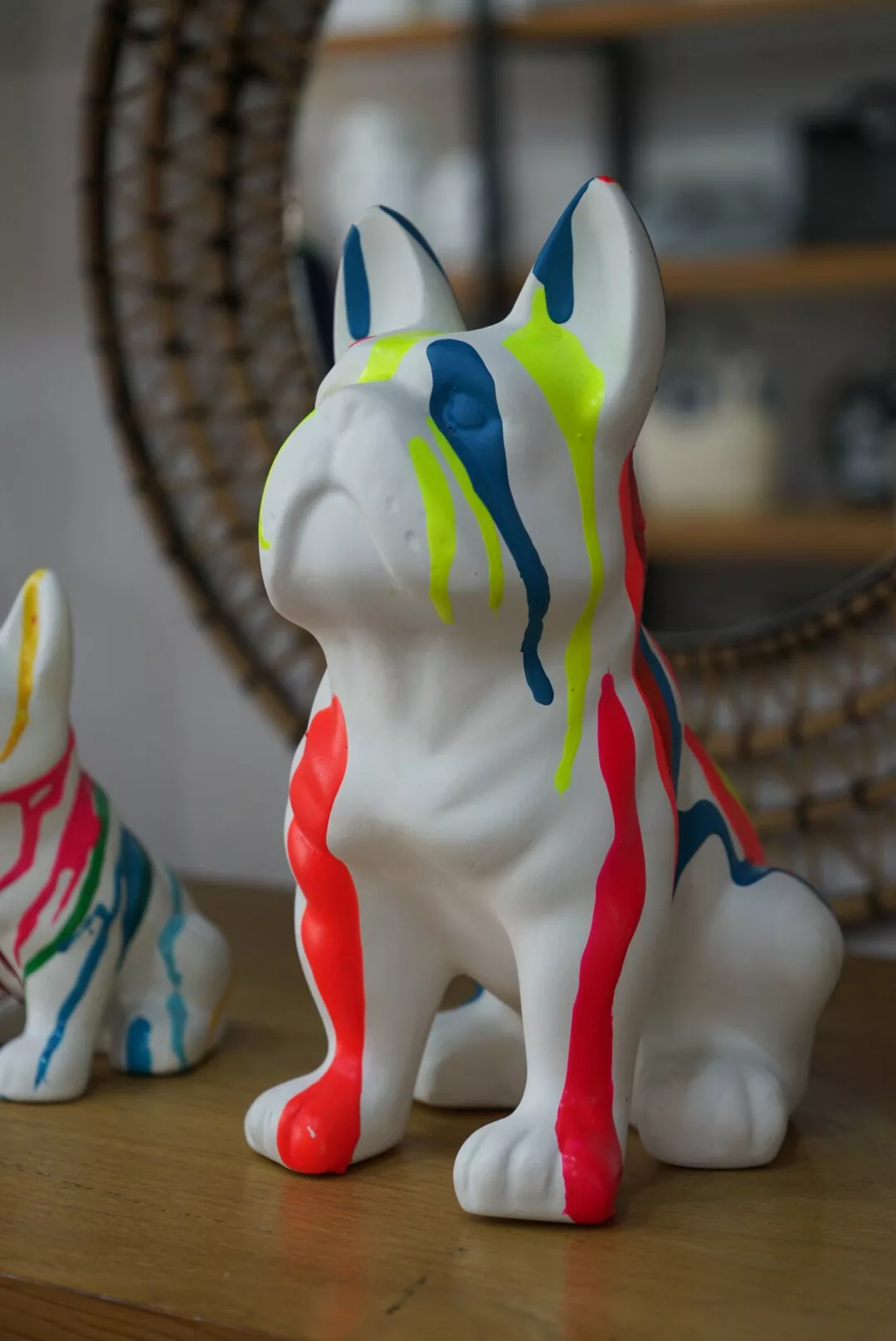Statuette Bulldog en résine blanc avec éclaboussures multicolores – Image 4