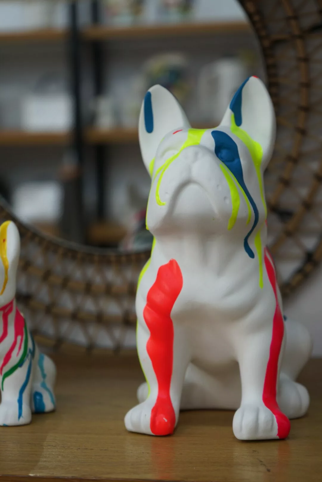 Statuette Bulldog en résine blanc avec éclaboussures multicolores – Image 5