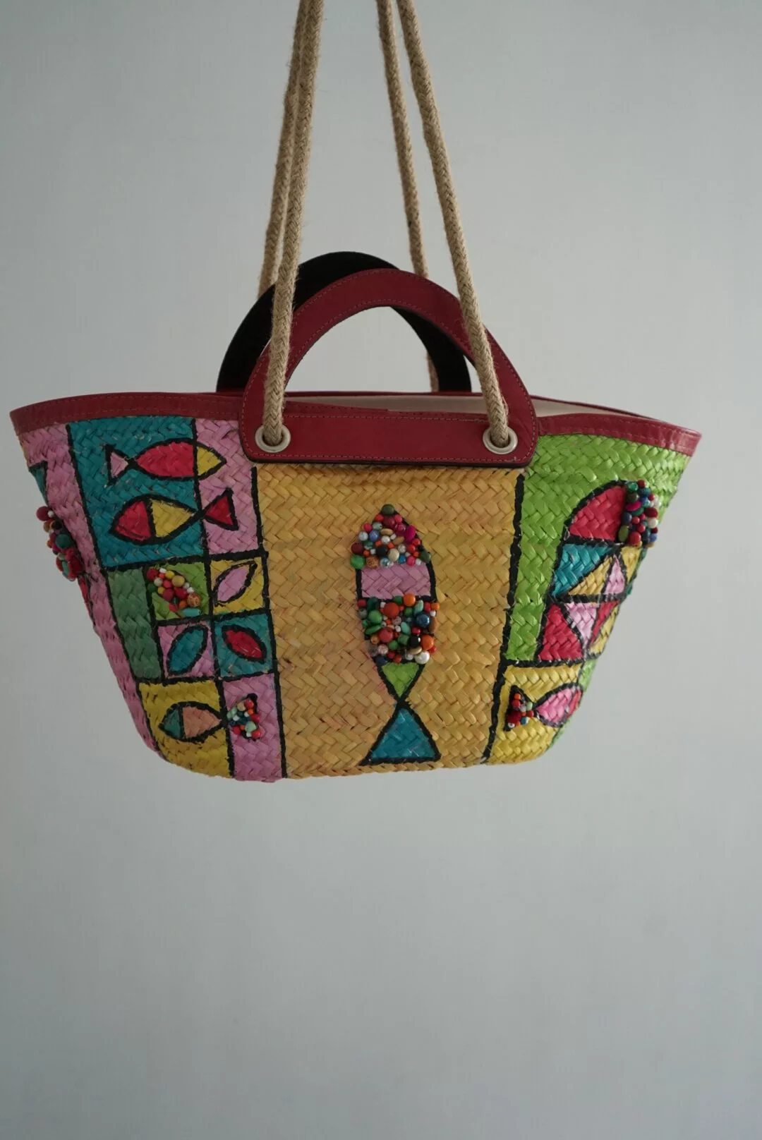 Couffin en paille coloré motif poissons et perles décoratives – Image 5