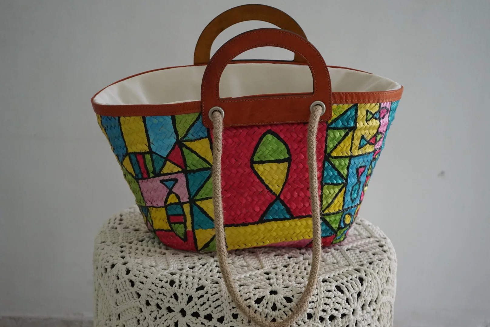 Couffin en paille multicolore motif poissons géométriques – Image 5