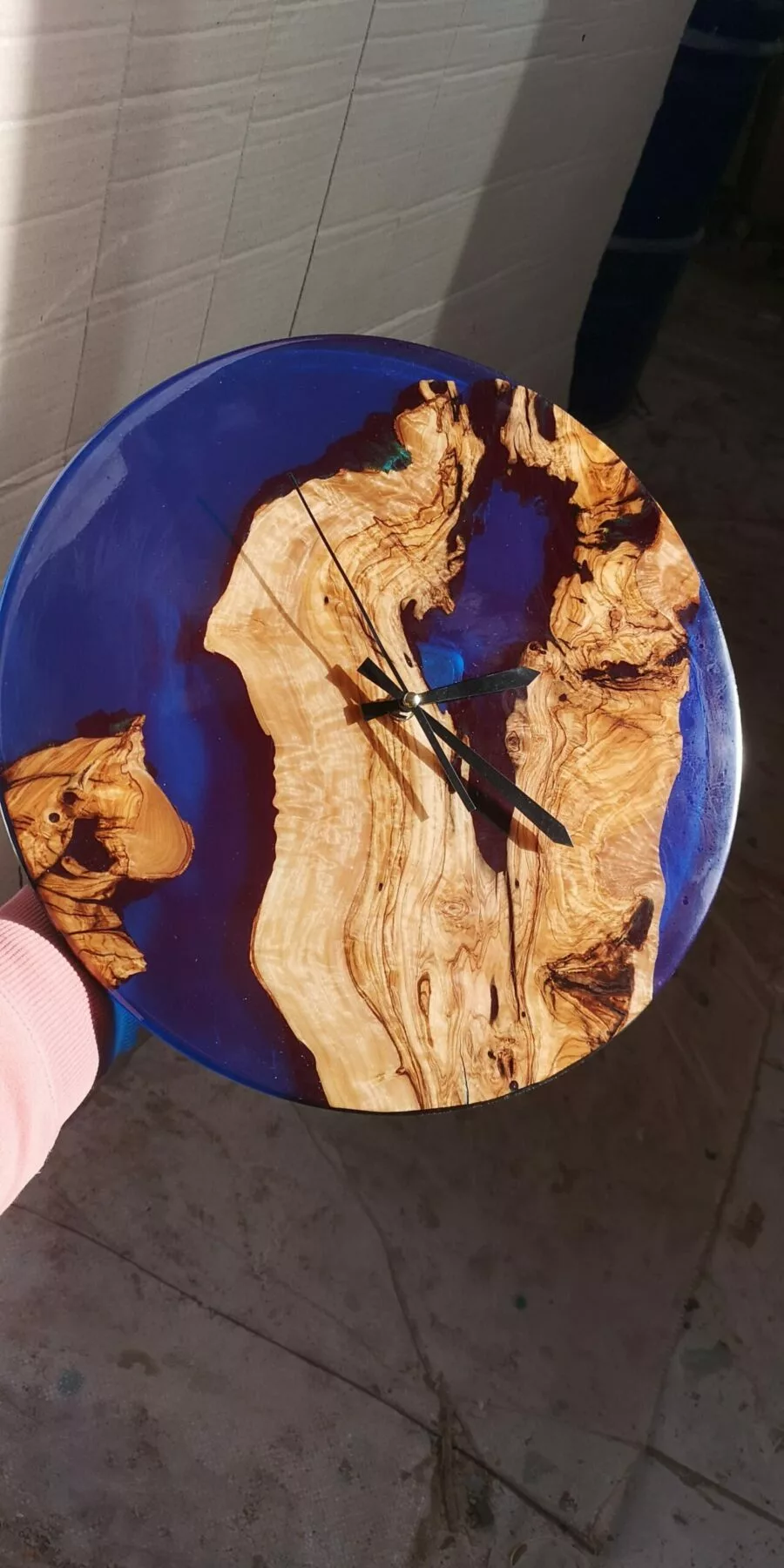 Horloge Murale Design en Bois et Résine – Image 15