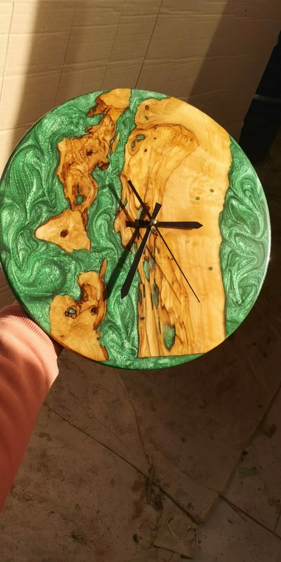 Horloge Murale Design en Bois et Résine – Image 12