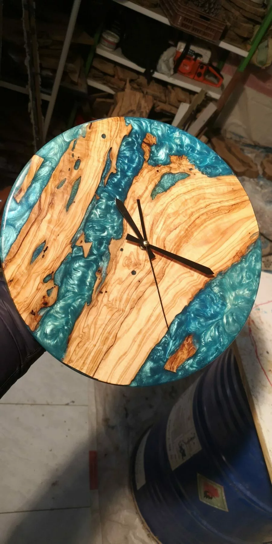 Horloge Murale Design en Bois et Résine – Image 6