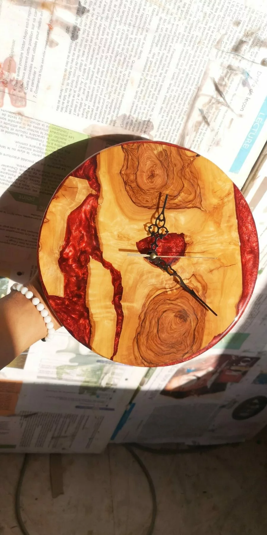 Horloge Murale Design en Bois et Résine – Image 9