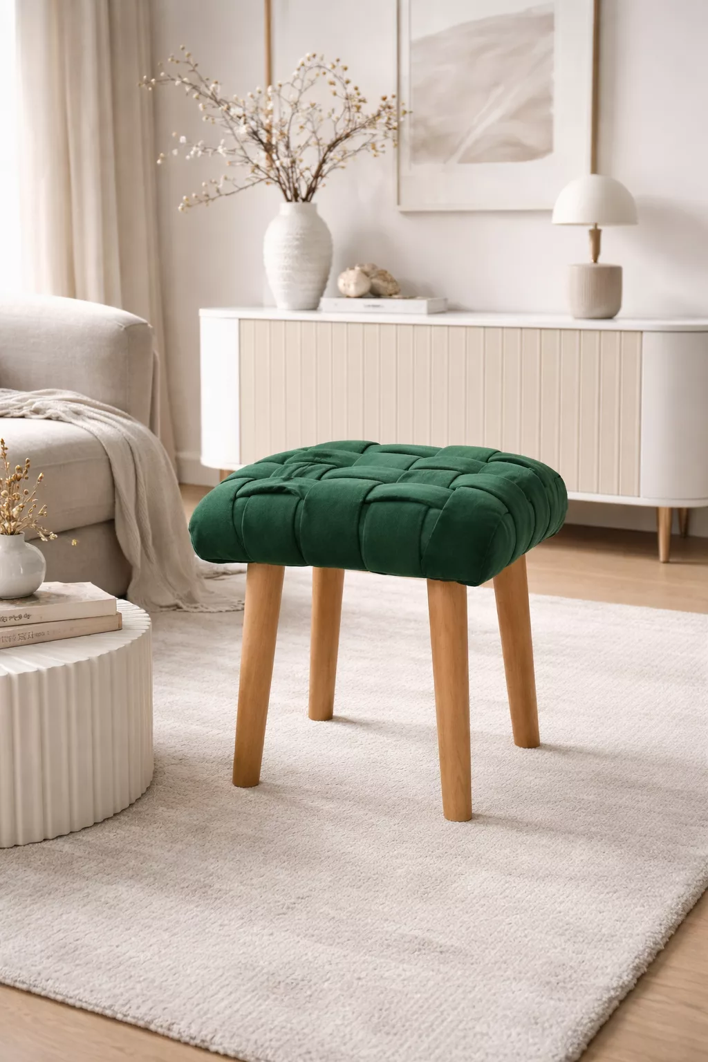 tabouret velours vert déposé dans un salon moderne