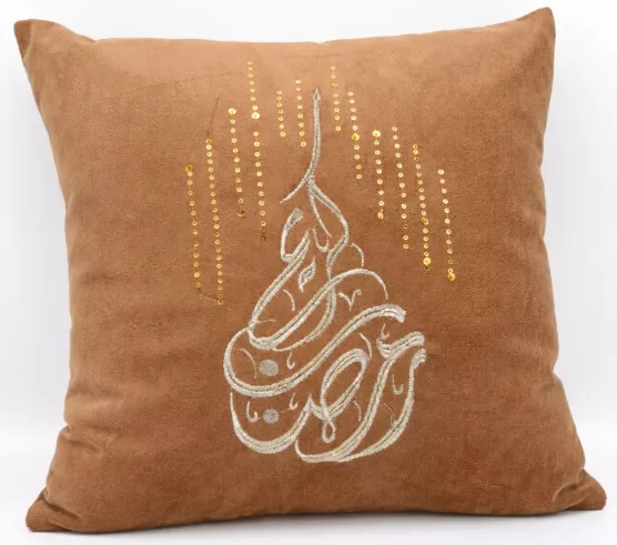 Coussin décoratif en velours camel à calligraphie arabe brodée et sequins dorés