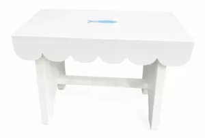 Tabouret en bois blanc en Tunisie