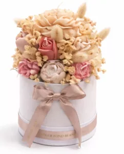Bouquet Floral & Bougies en Hatbox Blanche Bouquet Floral & Bougies en Hatbox Blanche