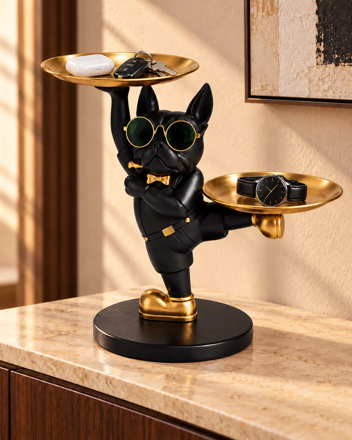 Bouledogue noir et accessoires sur plateaux dorés