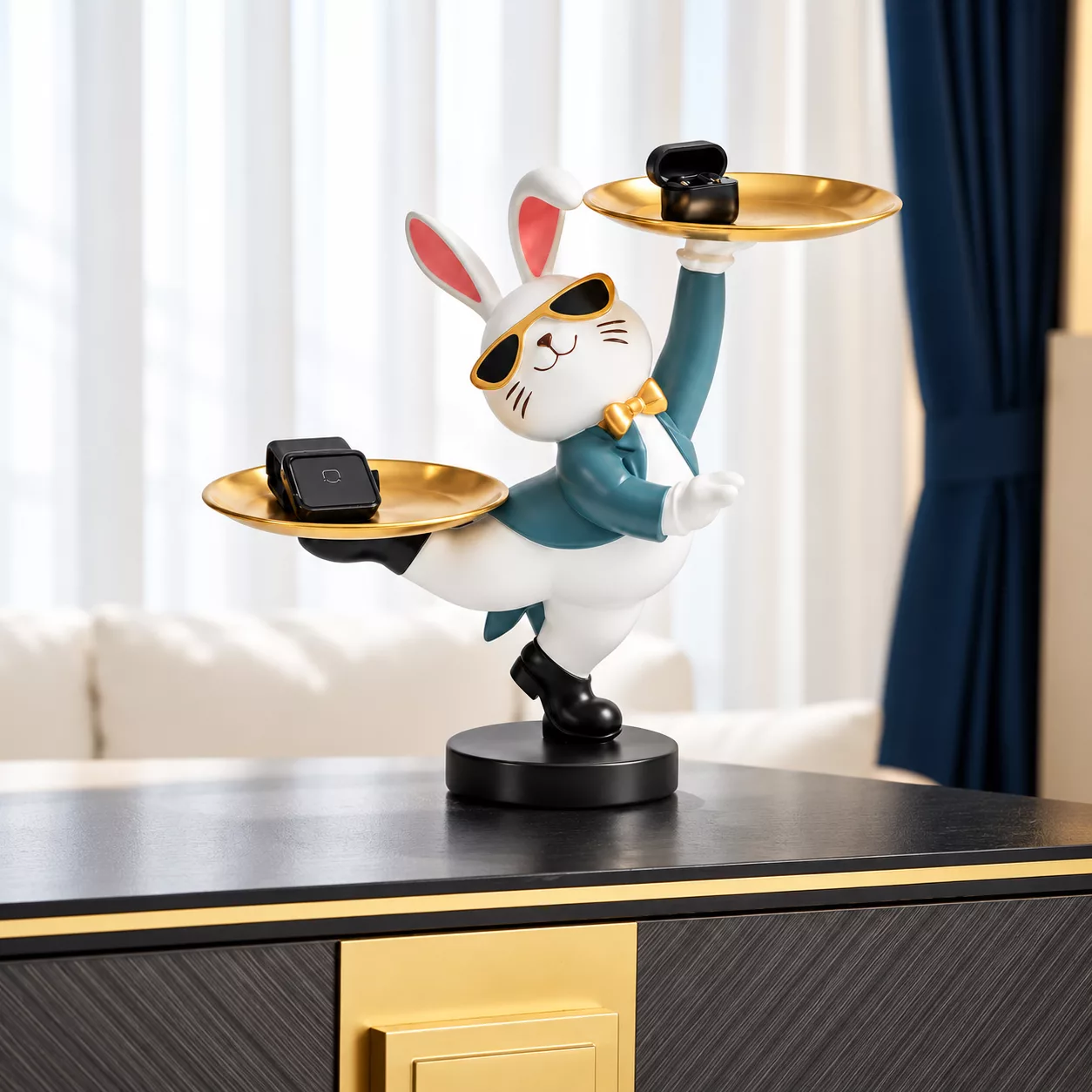 Lapin majordome sur console noire et dorée