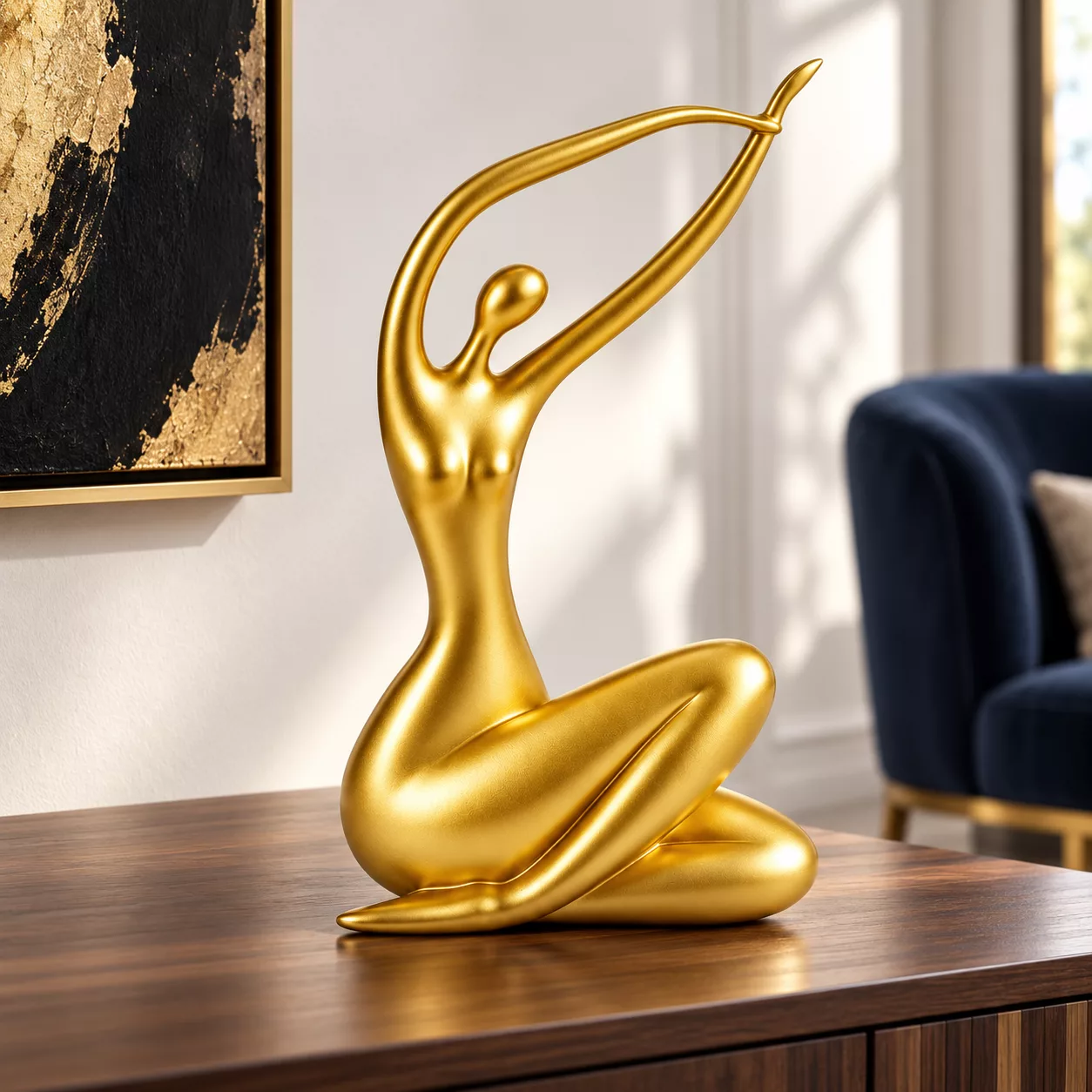 Sculpture dorée abstraite sur console en noyer