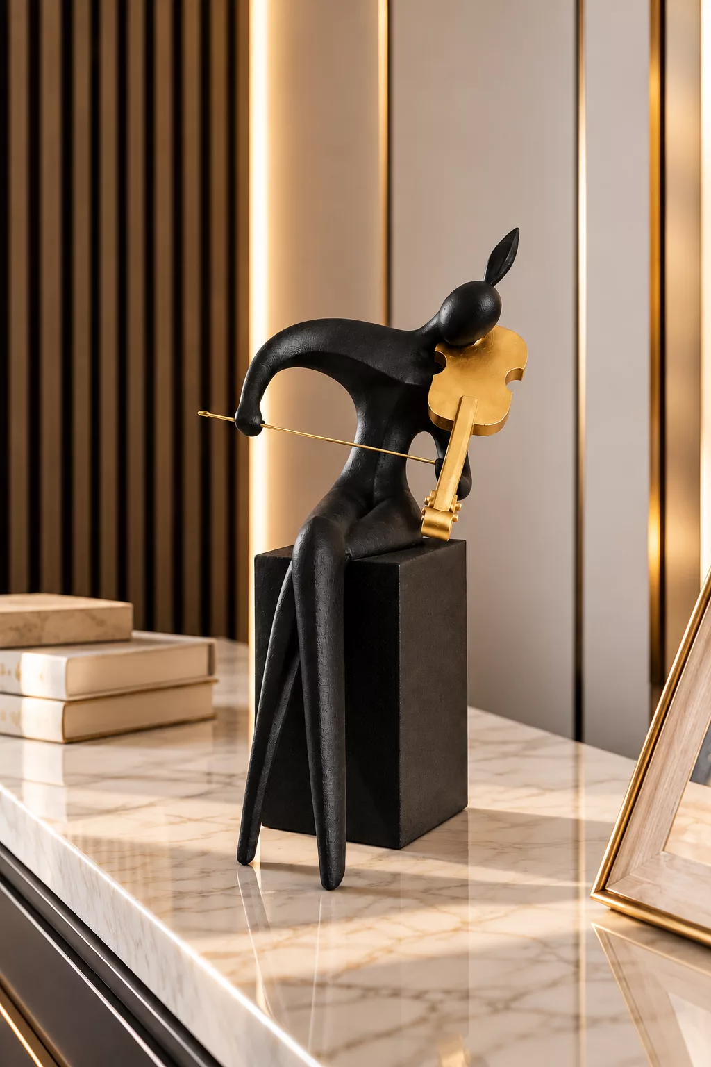 Sculpture musicienne en noir et or (4)
